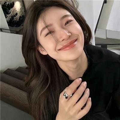 出墙红杏两家春